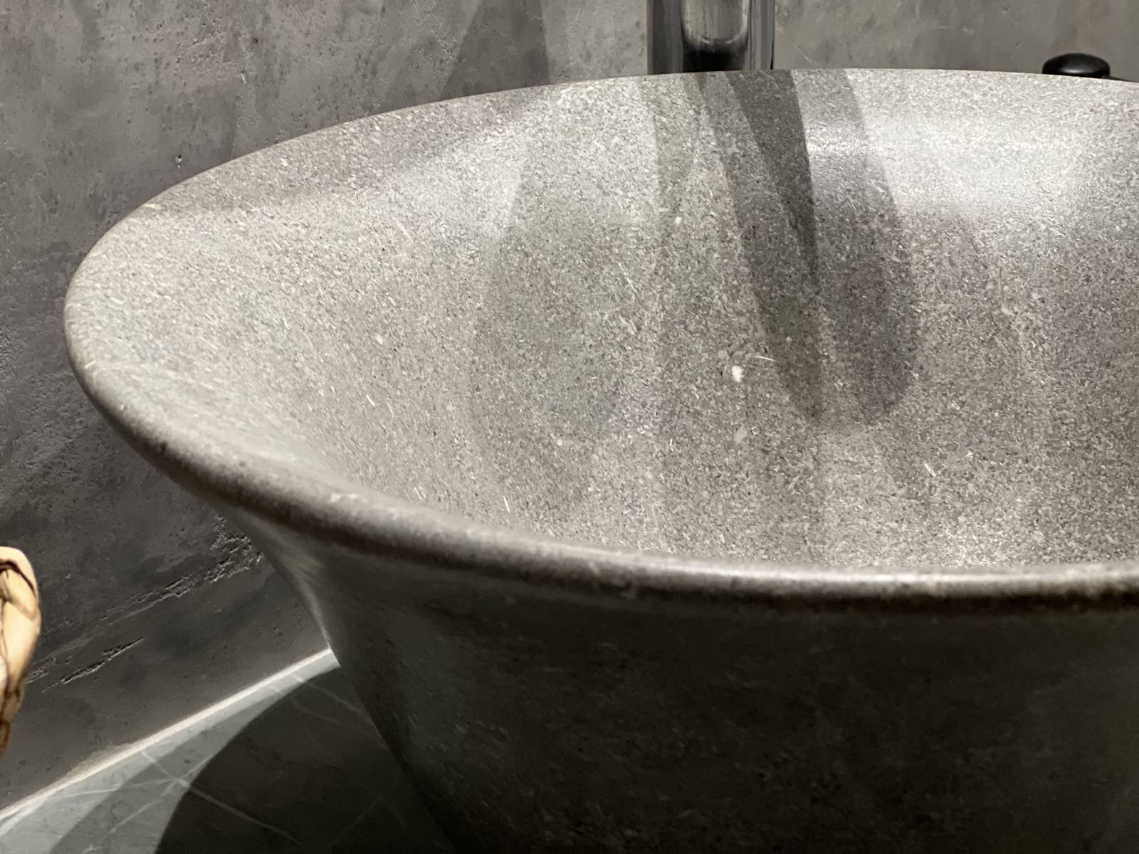 Briques en pierre naturelle grise rustique avec vasque élégant taillé dans la masse