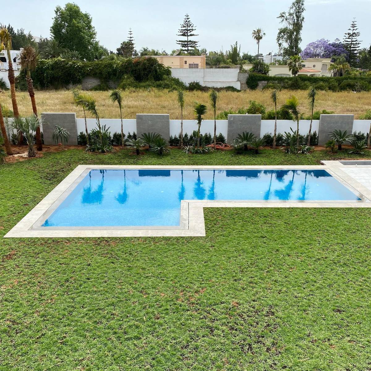 margelles piscine calcaire flammé-brossé