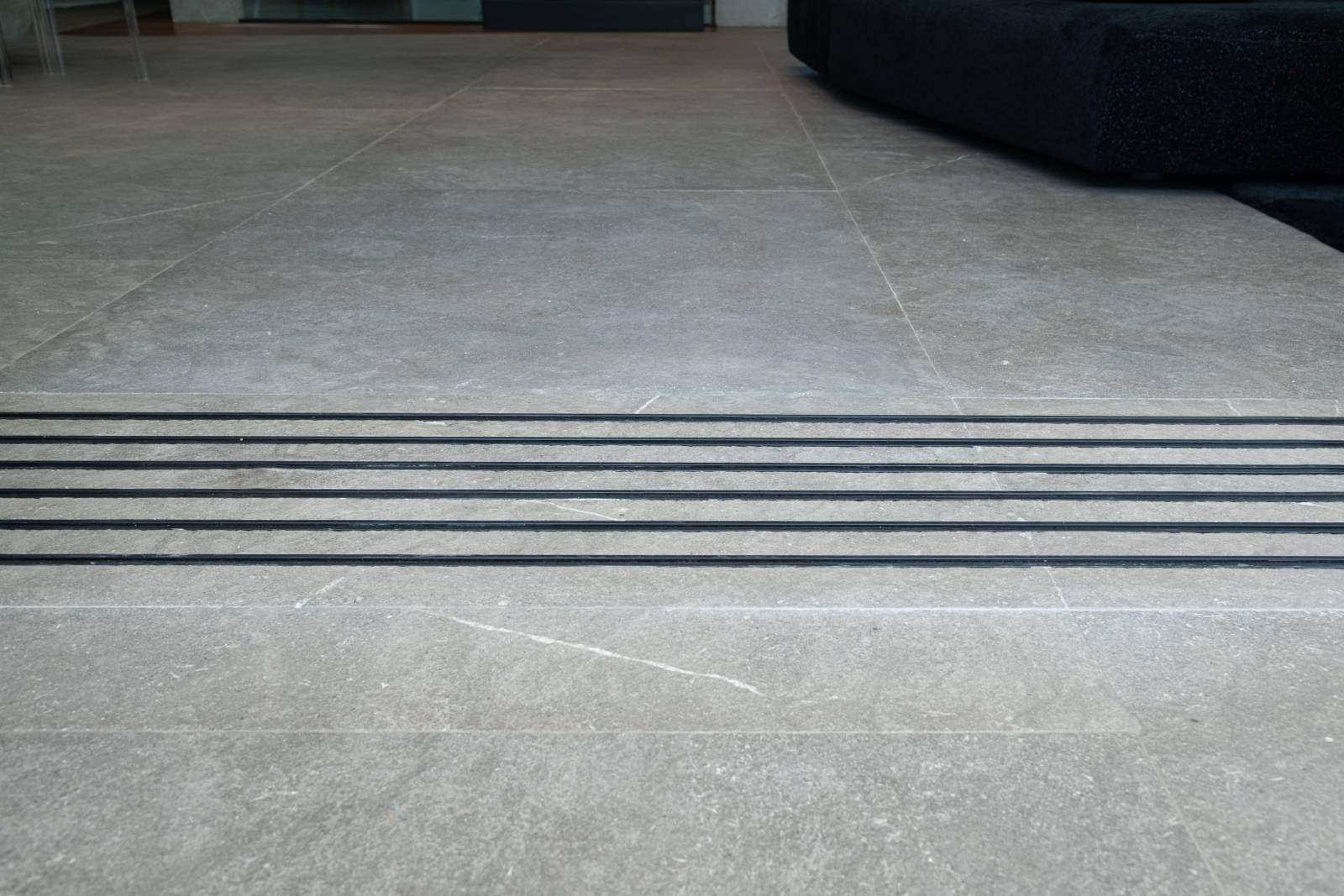 revêtement en pierre naturelle flammée brossée