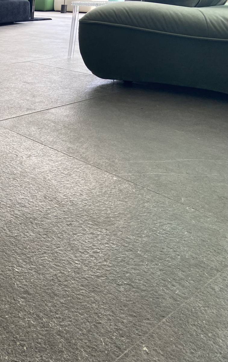 Plaques de pierre naturelle Kahla Gris foncé finition Passirac 