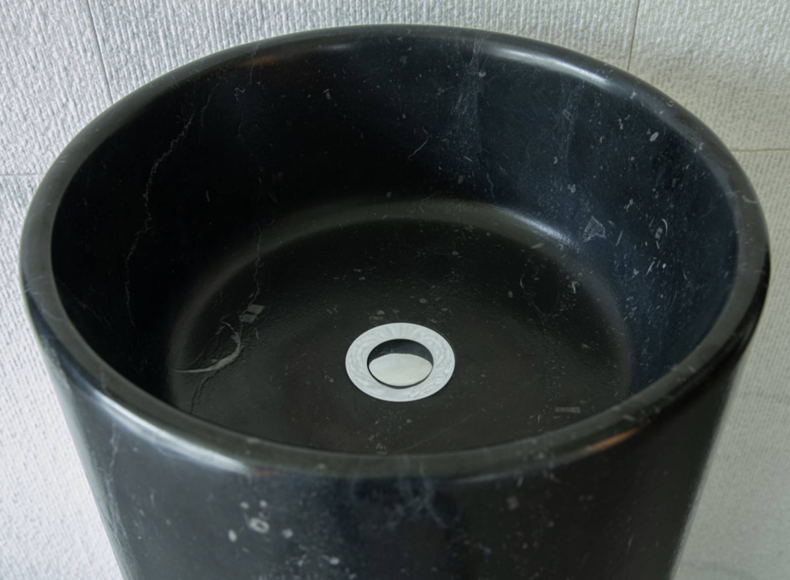 Vasques en pierre naturelle Atlas Black et mur griffé en marbre blanc