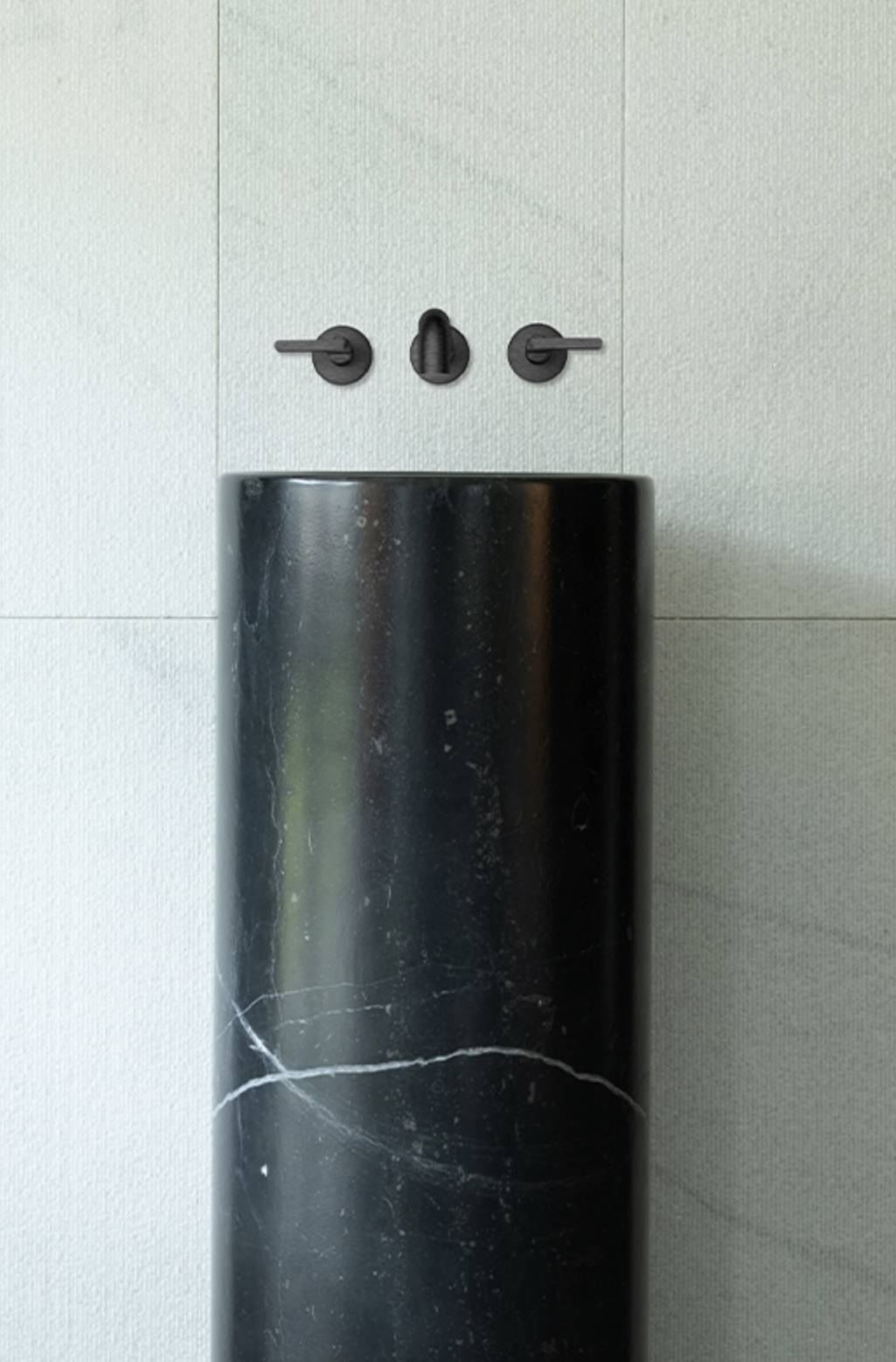 Vasques en pierre naturelle Atlas Black et mur griffé en marbre blanc