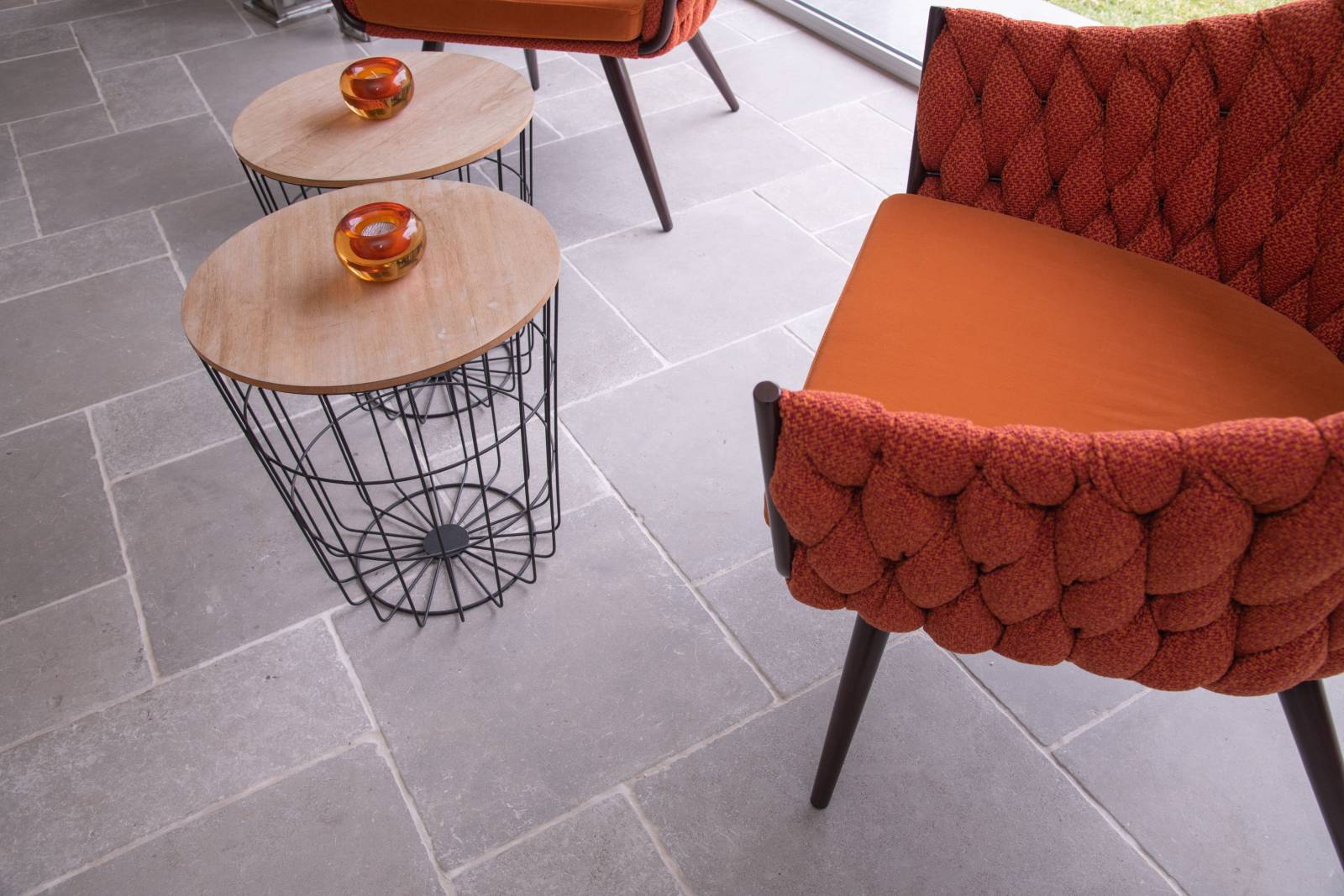 Avalon, une pierre naturelle extraite des magnifiques montagnes de l'Atlas au Maroc, et rehaussée d'une finition Ussé à la patine historique.