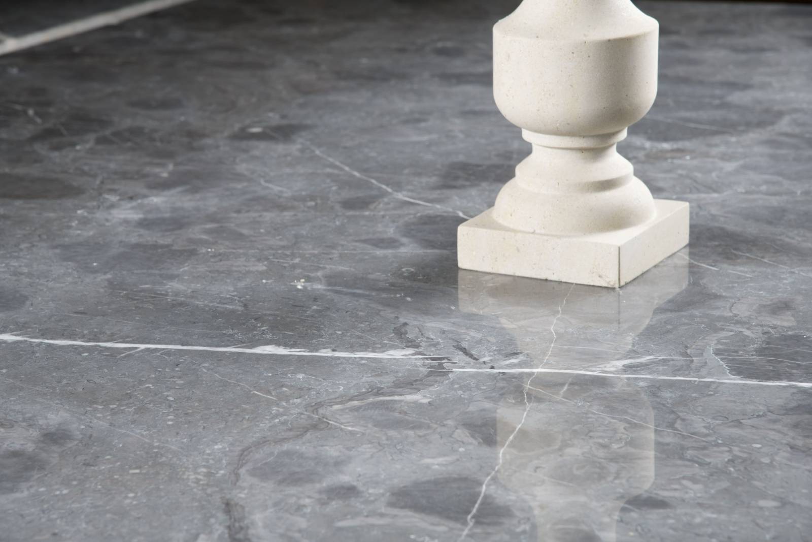 dalles de marbre gris avec veine blanche 