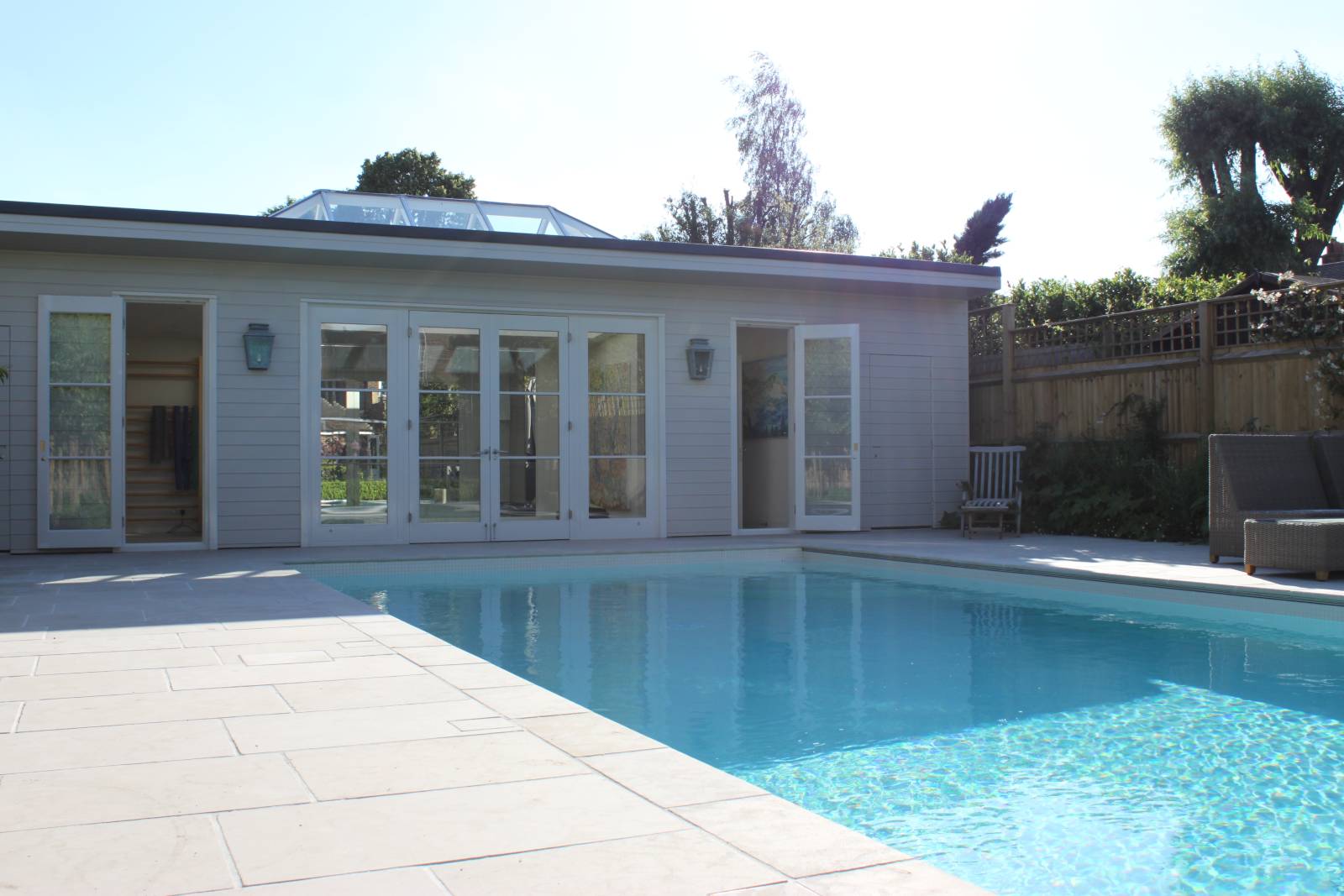 Margelles de piscine classiques en pierre calcaire naturelle beige Chablis