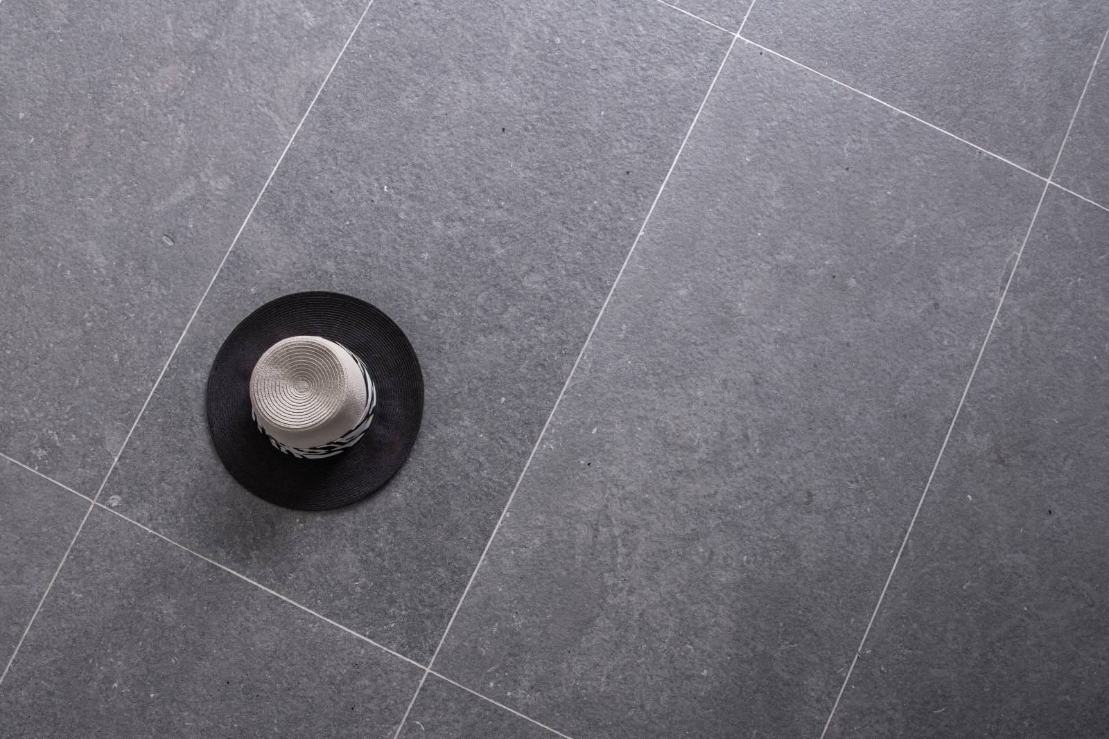 Showroom sur l'axe Rabat - Casablanca au Maroc - Dalles de pierre naturelle pour terrasse extérieure en finition martelé anti-dérapant