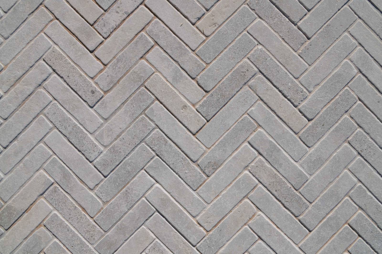 Détail de pavés Avallon Ussé 20 × 5 cm en pierre naturelle, pose chevrons, idéale pour terrasses, allées et aménagements paysagers.
