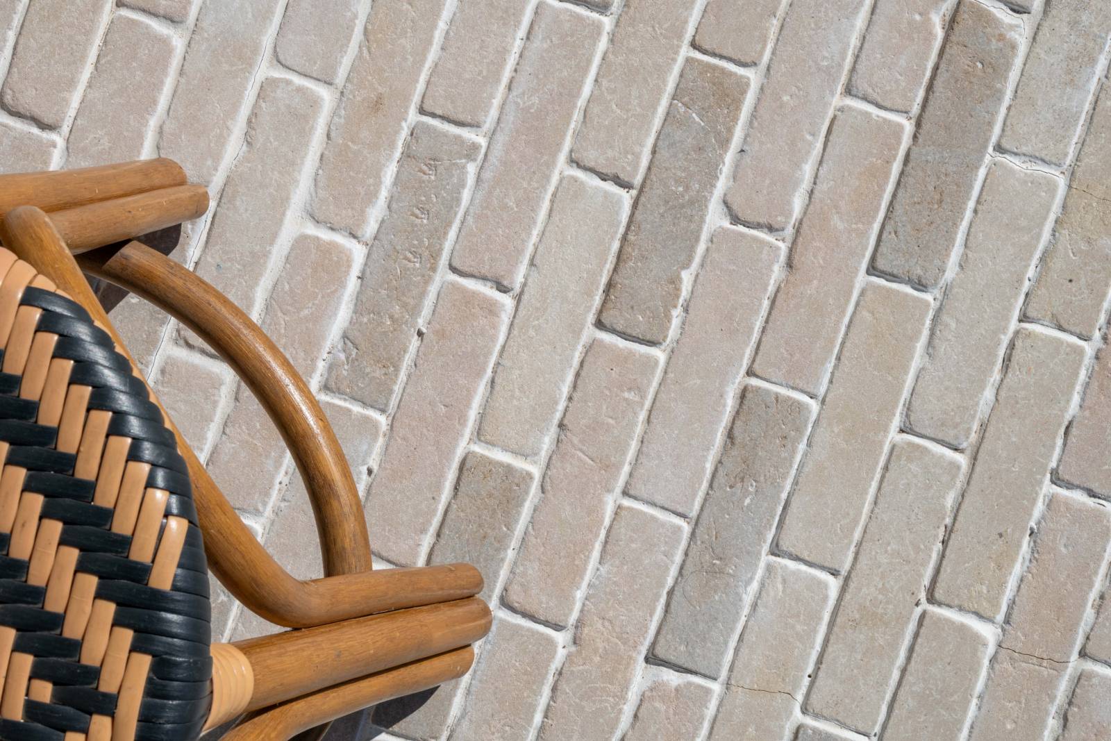 Pavés en pierre naturelle beige du Maroc – Amazon Beige finition Ussé – nuances sable, crème et doré inspirées de la pierre de Bourgogne pour terrasse extérieure haut de gamme.