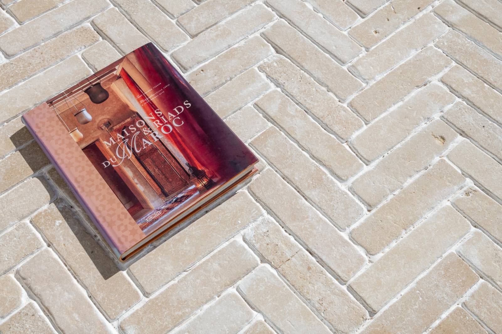 Pavés en pierre naturelle beige Chablis du Maroc – pose en bâtons rompus – solution idéale pour terrasse extérieure type pierre de Bourgogne.