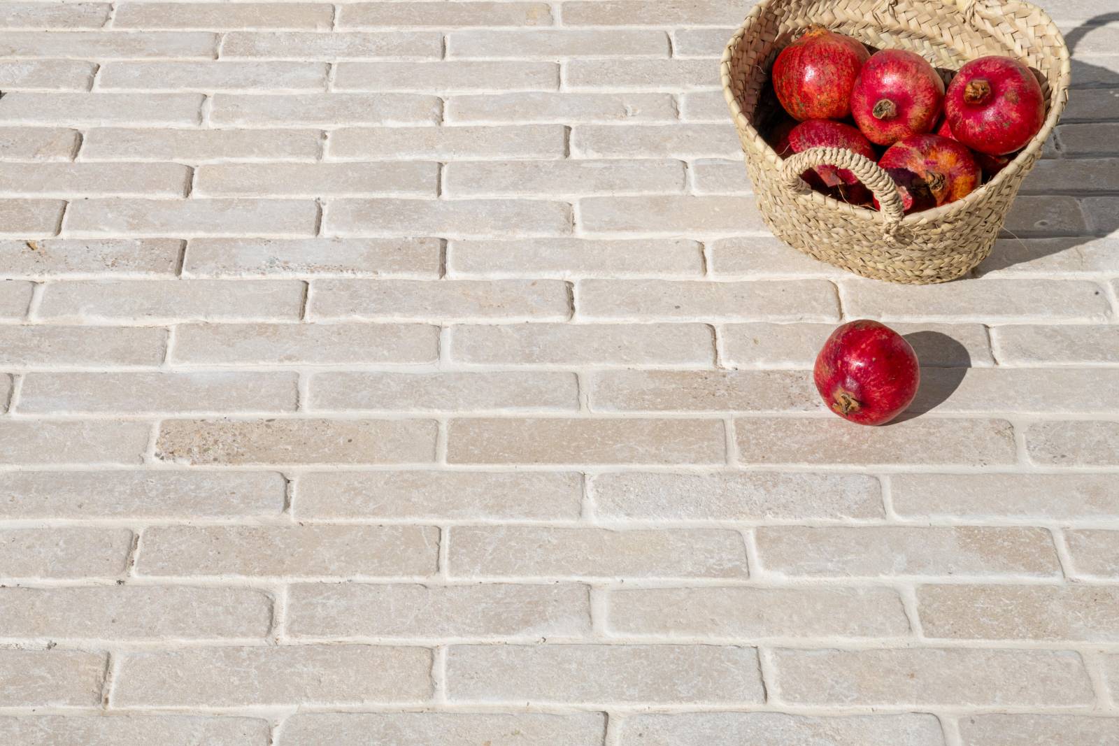 Pavés en pierre naturelle Chablis beige – pose linéaire en quinconce – terrasse extérieure en pierre de Bourgogne.