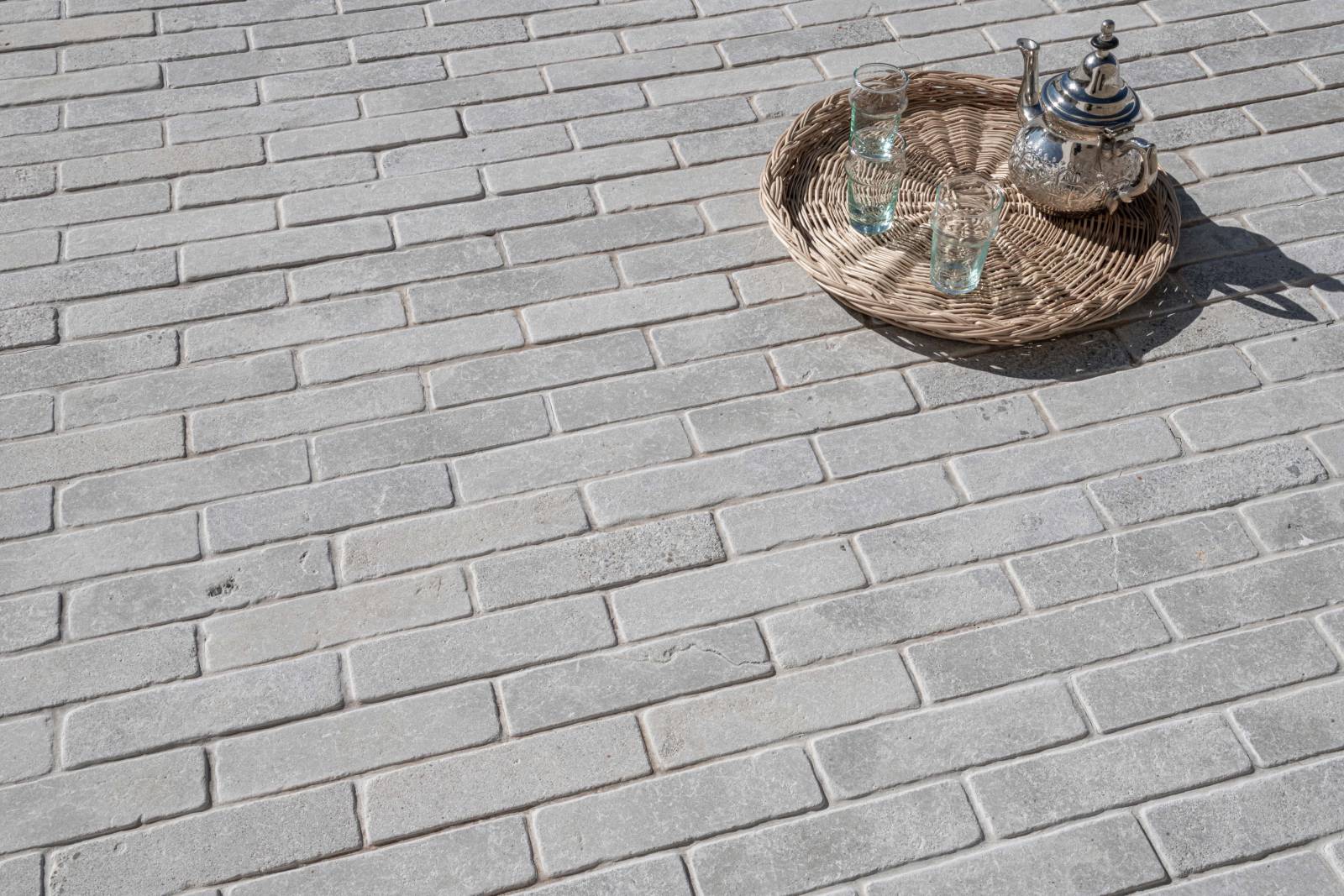 Pavés en pierre naturelle Avallon gris – dallage extérieur authentique et durable.