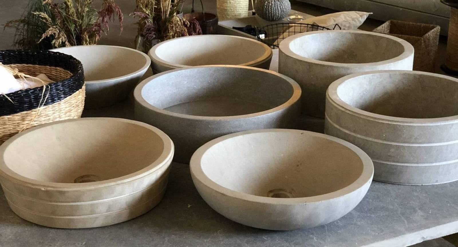 Achetez des vasques réalisés sur mesure en pierre naturelle beige pour salle de bain à Bruxelles, en Belgique : meilleur prix garanti pour architecture d'intérieur tendance