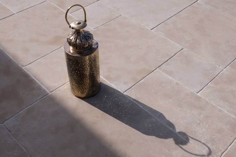 Dallage en pierre naturelle calcaire beige Chablis vieilli rustique Ussé ou Montpoupon en format opus Versailles ou bandes libres pour terrasse extérieure dans une villa en France à Aix en Provence