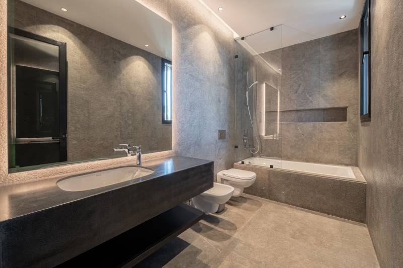 Revêtement sol et mur en pierre naturelle finition antidérapante flammé-brossé pour salle de bain moderne