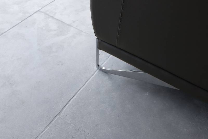 Plan rapproché sur les bords tombés avec des larges joints de la pierre naturelle Avallon vieillie antique disposée en bandes libres avec une largeur fixe