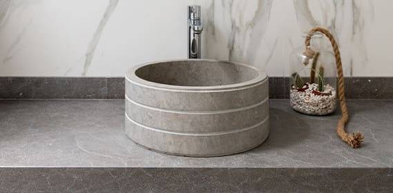 Vasque pour salle de bain en pierre naturelle calcaire de l'Atlas à Casablanca en finition brossé