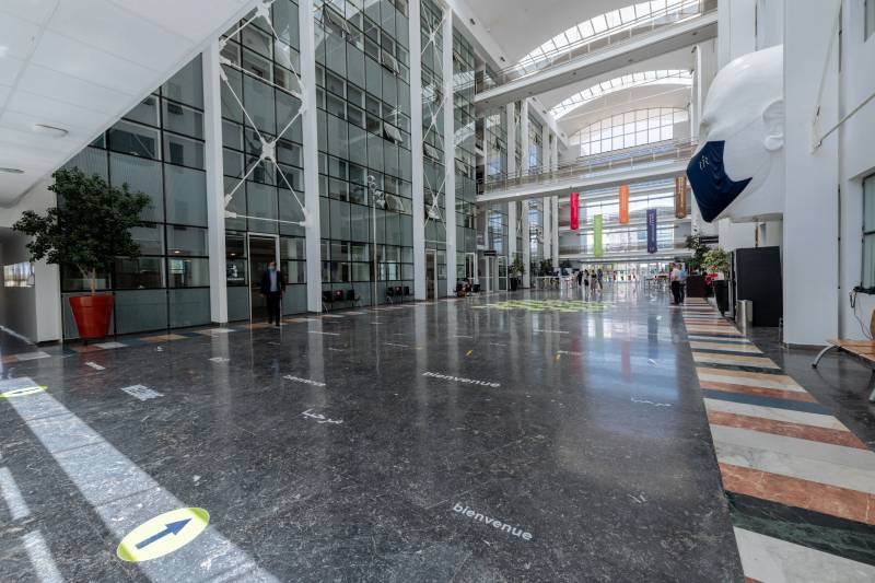 Université Internationale de Rabat au Maroc Dalles de marbre gris avec veine blanche extrêmement résistant en finition poli brillant