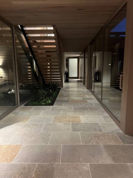 Dallage en Pierre Naturelle Calcaire vieillie Kahla mix Beige et Gris l