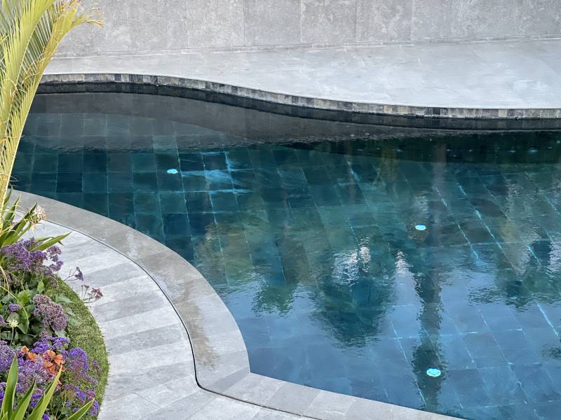 Finitions antidérapante Promomarbre pour margelle de piscine