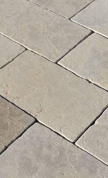 Texture élégante de la finition Chambord sur les pierres Zola Beige et Chablis