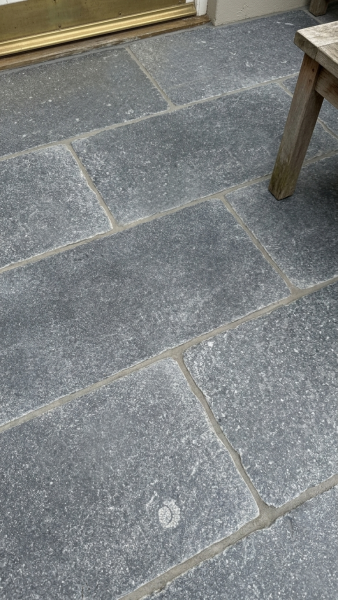 Détail de la texture naturelle de la Pierre Bleue finition Lutèce.