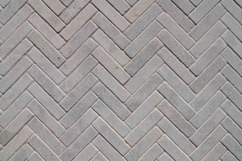Détail de pavés Avallon Ussé 20 × 5 cm en pierre naturelle, pose chevrons, idéale pour terrasses, allées et aménagements paysagers.