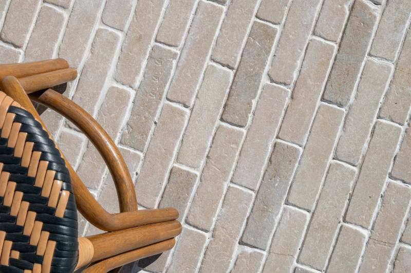 Pavés en pierre naturelle beige du Maroc – Amazon Beige finition Ussé – nuances sable, crème et doré inspirées de la pierre de Bourgogne pour terrasse extérieure haut de gamme.