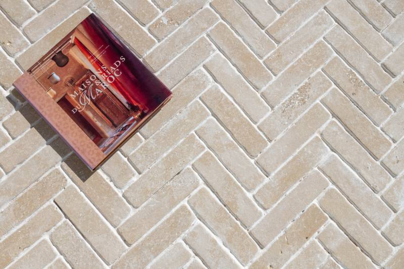 Terrasse en pierre naturelle beige Chablis – pavés 20x5 cm finition Ussé – inspiration pierre de Bourgogne pour aménagement extérieur haut de gamme.