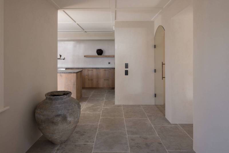 Une maison dans le style wabi sabi à Bel Air, Los Angeles, en Californie, au revêtement en pierre naturelle du Maroc à prix très intéressant
