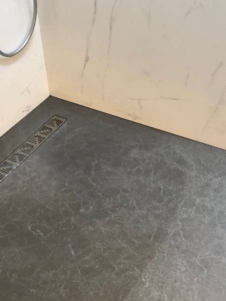 Rénovation d'une salle de bain d'appartement minimaliste, matériaux naturels et revêtements en pierre naturelle au sol : architecture d'intérieur à prix compétitif à Lyon, France