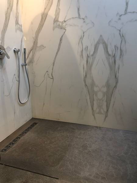 Acheter revêtement pour douche de salle de bain en marbre et pierre naturelle à prix bas à Nantes, en Loire Atlantique : élégance d'une architecture minimaliste et épurée