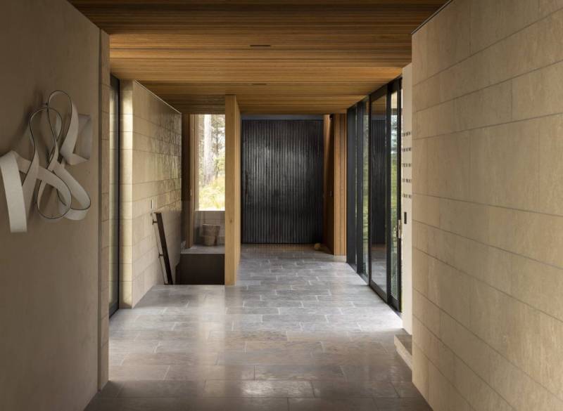 Tendance architecturale en Côte d'Azur : interieur et murs revêtus de pierre naturelle à très bon prix à Saint Tropez, France