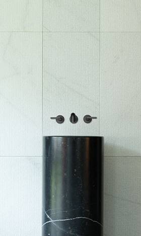 Zoom sur la texture du marbre Blanc Ibiza Line Chisled