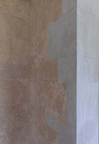 Achat de pierre naturelle grise et beige pour revêtement de façade tendance à Lyon, en France : une architecture rustique et épurée