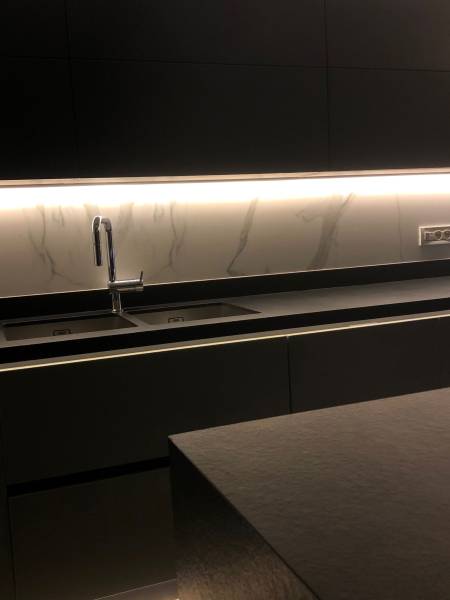 Vous souhaitez trouver des revêtements de plan de travail moderne pour votre cuisine, à prix bas ? Explorez ce projet à Beaune en Bourgogne