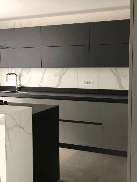 Ou trouver un revêtement pour sol de cuisine moderne et durable à bas prix à La Rochelle, en Aquitaine ? Explorez cet interieur tendance