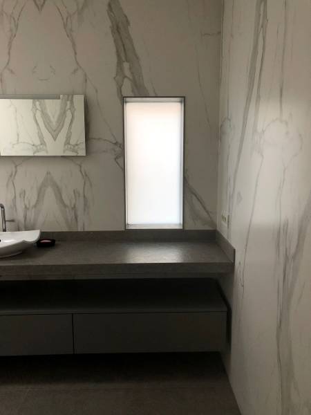 Sublimes revêtements haut de gamme pour sol, plan vasque et embrasure de fenêtre à prix réduit : explorez cet intérieur près de Paris en Ile de France