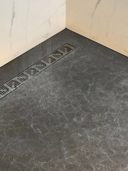 Acheter revêtement à bon prix pour douche italienne moderne à Montreal, au Canada : projet d'architecture tendance et design