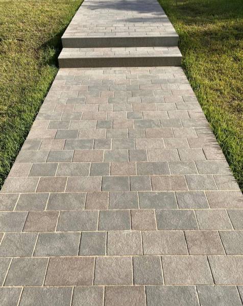 Pavés extérieurs en pierre naturelle à prix bas à Cannes, en Côte d'Azur : architecture et paysagisme tendance et épurés