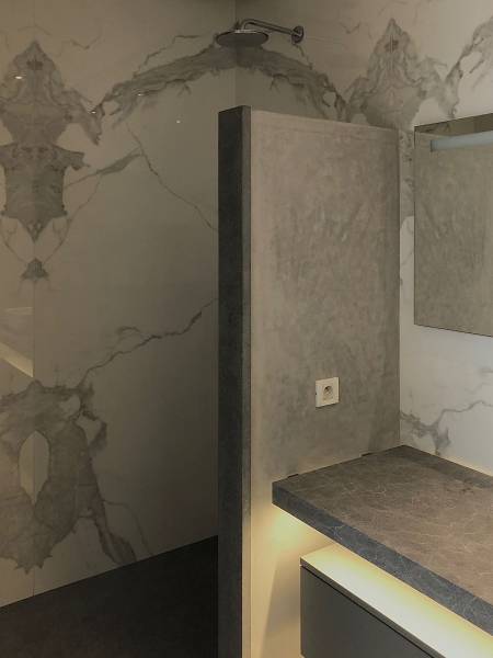 Commande de vasque et plan vasque en pierre naturelle pas cher pour salle de bain design à Lyon, France : un intérieur épuré et moderne