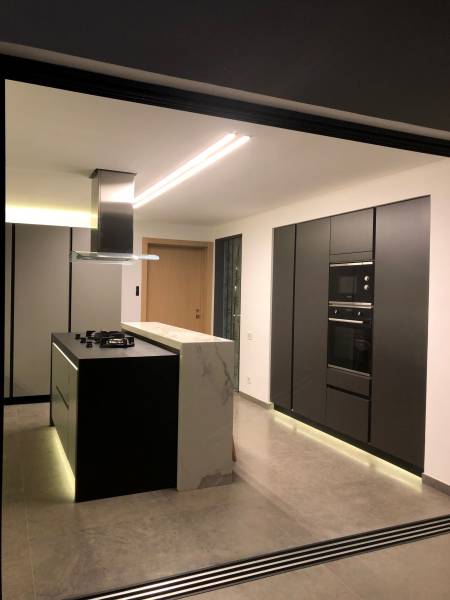 Cuisine en grandes dalles de pierre naturelle pas chère à Marseille, Côte d'Azur : revêtement haut de gamme et tendance alliant résistance et esthétique