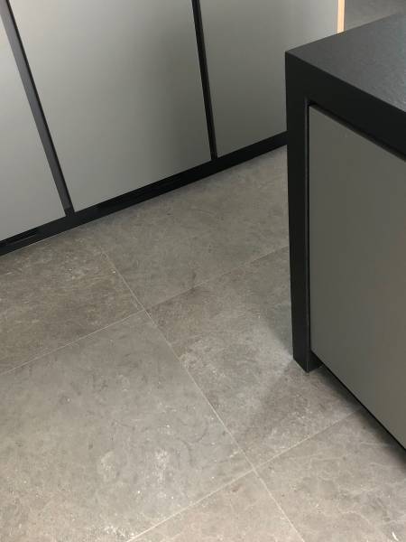 Achat de revêtement haut de gamme pour cuisine américaine à prix pas cher à Marseille, Côte d'Azur : élégance d'une architecture d'intérieur sobre et minimaliste