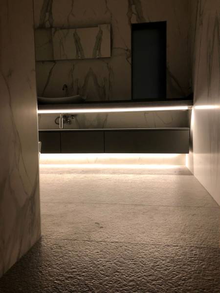 Vente de revêtement haut de gamme en grandes dalles de pierre naturelle avec choix de finition pour salle de bain  à Montreal, Quebec : architecture moderne pour intérieur épuré